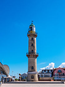 Blick auf den Leuchtturm in Warnemünde by Rico Ködder