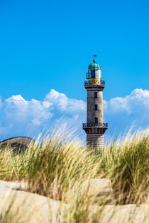 Leuchtturm mit Düne in Warnemünde by Rico Ködder