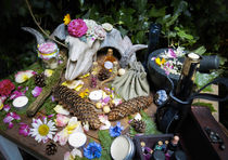 Wicca Pagan Natur Altar Skull Widder Schädel Blumen Altar von Christine Maria Grosche