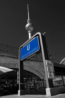 Fernsehturm hinter U-Bahn-Eingang