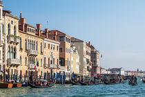 Blick auf den Canal Grande mit Gondeln in Venedig by Rico Ködder