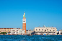 Der Markusplatz mit Dogenpalast und Markusturm in Venedig by Rico Ködder