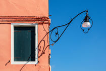 Detail eines Gebäudes auf der Insel Burano bei Venedig by Rico Ködder