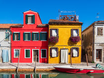 Bunte Gebäude auf der Insel Burano bei Venedig von Rico Ködder