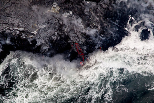 20160802-077-d-lava-fliesst-ins-meer