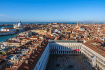 Historische Gebäude in der Altstadt von Venedig in Italien von Rico Ködder