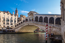 Blick auf die Rialto Brücke in Venedig von Rico Ködder