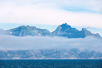 Blick auf die Berge der Lofoten in Norwegen von Rico Ködder