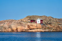 Gebäude auf einer Schäreninseln vor der Stadt Fjällbacka by Rico Ködder
