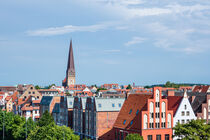 Blick auf historische Gebäude in der Hansestadt Rostock by Rico Ködder