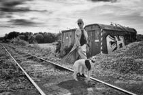 Frau mit Hund auf den Gleisen by Heidi Bollich