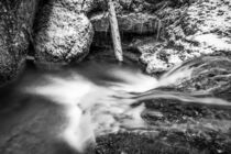 Schwarzweiß Wasserfall im Winter von mindscapephotos