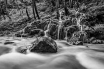 Idyllischer kleiner Wasserfall by mindscapephotos
