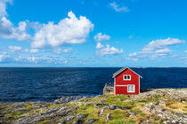 Rote Holzhütte auf der Insel Åstol in Schweden by Rico Ködder