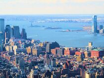 Blick auf Manhattan mit Freiheitsstatue von Mellieha Zacharias