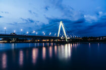 Severinsbrücke zur blauen Stunde von Tom Voelz