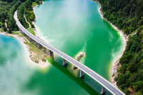 Aerial view of Bridge over Sylvenstein Lake von raphotography88