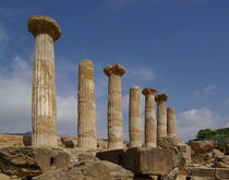 Die Säulen des Herakles Tempels in Agrigent by Berthold Werner