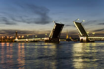 Geöffnete Brücken in St. Petersburg by evgenybauder