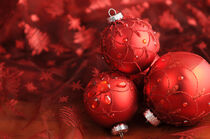 Frohe Weihnachten. Weihnachtsbaumkugeln auf roter Tischdecke. by havelmomente