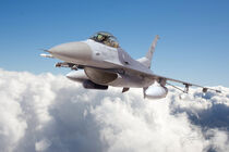F-16 Above The Clouds von Larry McManus