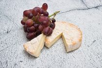 Käse mit Weintrauben von tomklar