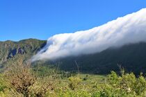 Wolkenfall über der Cumbre Nueva auf La Palma von Udo Beck