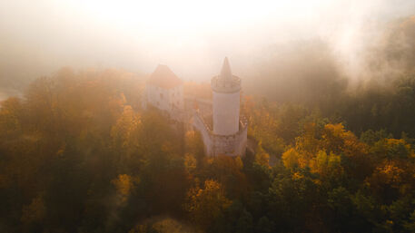 Sunrise-over-kokorin-castle-1