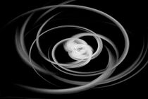 Weiße kreisförmige abstrakte Linien vor schwarzem Hintergrund von Joachim Küster