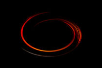 Abstrakte digital erzeugte rote Linien im Oval vor schwarzem Hintergrund  von Joachim Küster