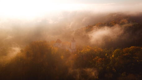 Sunrise-over-kokorin-castle