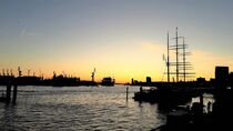 Hamburger Hafen bei Sonnenuntergang by assy