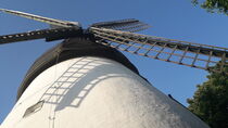 Weiße Windmühle und blauer Himmel by assy