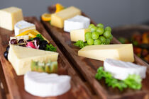 Käseplatte mit verschiedenen Käsesorten by Silke Heyer Photographie