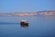 Israel: ein Boot auf dem See Genezareth bei Tiberias / Sea of Galilee von Berthold Werner
