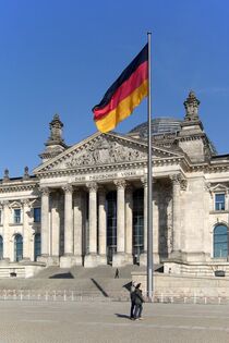 Berlin: vor dem Reichstag steht die "Fahne der Einheit" von Berthold Werner