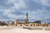 Blick auf den Leuchtturm mit Teepott in Warnemünde by Rico Ködder