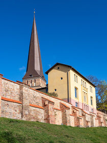 Blick auf die Petrikirche und Stadtmauer in Rostock von Rico Ködder
