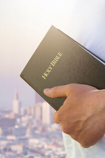 Hand hält Bibel by ollipic