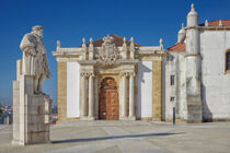 Coimbra: Statue D. João III und Eingang zur alten Universitätsbibliothek von Berthold Werner