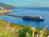 Kreuzfahrtschiff Mein Schiff 2 im Hafen von La Palma