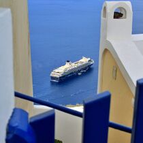 Kreuzfahrtschiff Mein Schiff 1 vor Santorin