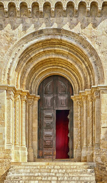 Coimbra: offene Tür zur alten Kathedrale Sé Velha by Berthold Werner