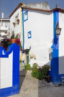 Eine Gasse in Óbidos (Portugal) in Blau und Weiß von Berthold Werner