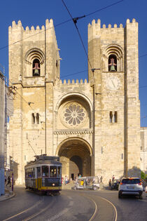 Lissabon: die Catedral Sé Patriarcal und die Straßenbahn Nummer 12 von Berthold Werner