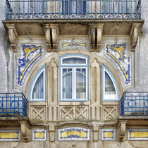 Ein Jugendstilfenster in Tomar, Portugal by Berthold Werner