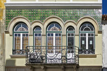 Ein Jugendstilfenster mit Balkon in Tomar, Portugal by Berthold Werner