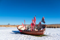 Fischerboot im Hafen von Althagen im Winter