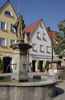 Schlüsselfeld in Oberfranken: der Petrusbrunnen auf dem Marktplatz by Berthold Werner