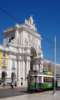 Lissabon: der Arco da Rua Augusta und davor eine Straßenbahn von Berthold Werner